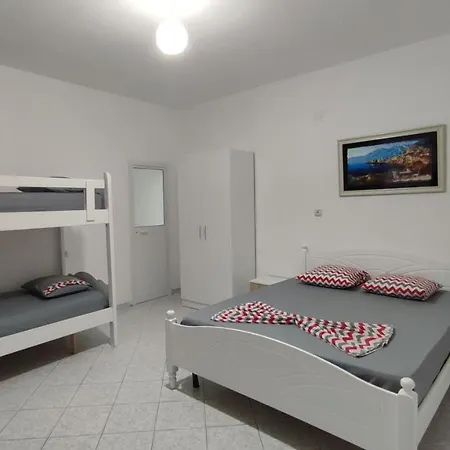 Beach Rooms Konukevi *