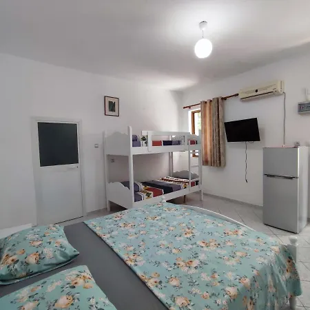 Beach Rooms Konukevi Himarë